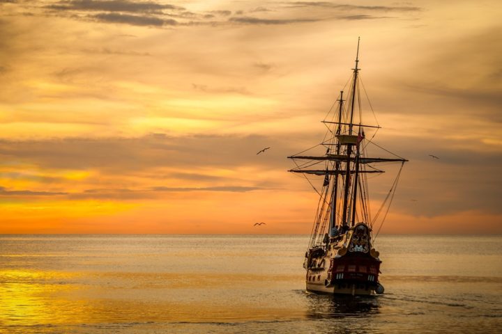Caravela - Embarcação histórica europeia, usada durante os Descobrimentos nos séculos XV e XVI. Tem velas triangulares (latinas) e um design que combina manobrabilidade e capacidade de carga. Foi essencial para longas explorações marítimas, como as realizadas por portugueses e espanhóis.
