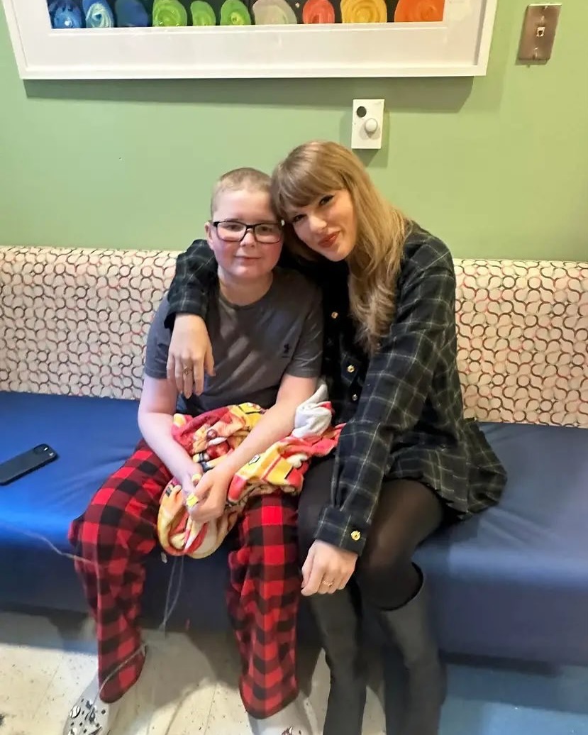 A estrela pop distribuiu presentes e tirou fotos com crianças e funcionários. Entre as pacientes presenteadas por Taylor Swift esteve uma menina chamada Rylie, que ganhou uma cópia autografada do livro “Eras Tour”, que celebra a última turnê da artista.
-Reprodução/Instagram