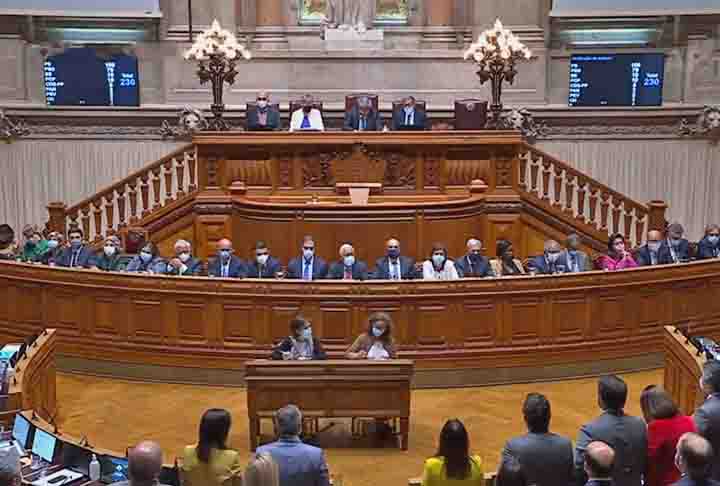 As mudanças foram aprovadas com apoio da coalizão de centro-direita Alternativa Democrática (AD) e do partido de extrema-direita Chega.