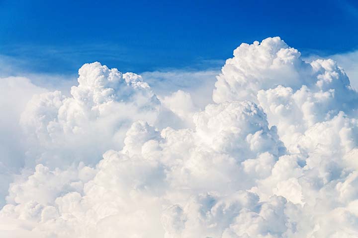 As nuvens aparecem brancas porque as gotículas de água e cristais de gelo espalham a luz solar em todas as direções. Como a luz contém todas as cores, esse espalhamento uniforme faz com que elas pareçam brancas quando vistas de baixo ou de longe. -  Imagem de Elisa por Pixabay