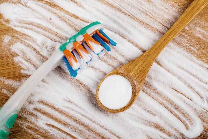 Sua versatilidade é notável, podendo ser usado para clarear dentes, combater a acidez estomacal, melhorar a saúde da pele, higienizar alimentos e até tratar problemas como a coceira na garganta.