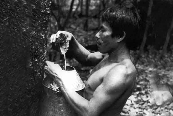 Quando os exploradores espanhóis chegaram à América no século XVI, observaram os nativos usando o látex. A palavra 