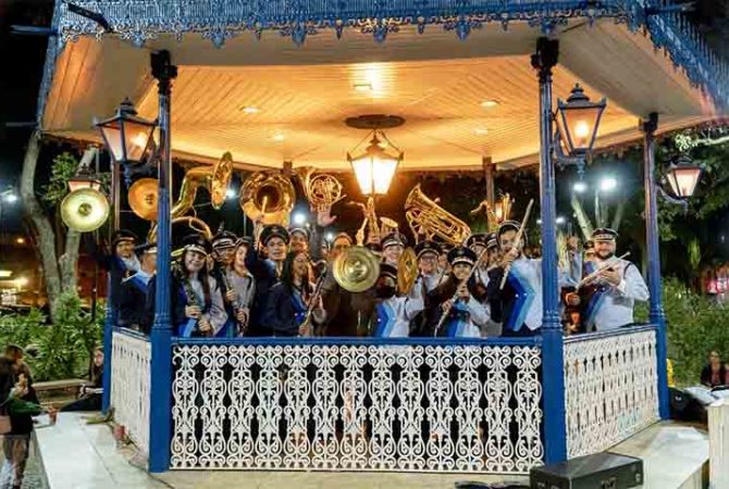 Tradicional com bandas de carnaval, coretos têm usos variados pelo mundo