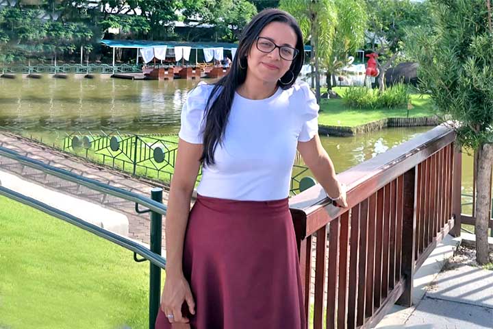 Maria Verônica Aparecida Santos, que simulou estar grávida de quadrigêmeos, ressurgiu com perfis nas redes sociais. 
