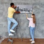 Pendurar quadros - Dados curiosos sobre a Geração Z - Imagem Freepik