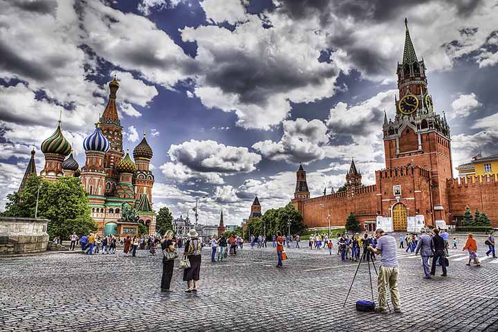 Moscou (Rússia) – 12.400.000 habitantes. Capital russa, Moscou abriga o icônico Kremlin, a Praça Vermelha e a Catedral de São Basílio, símbolos de sua profunda história e arquitetura impressionante.