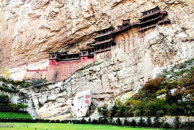 Mosteiro à beira do precipício ‘desafia’ os visitantes