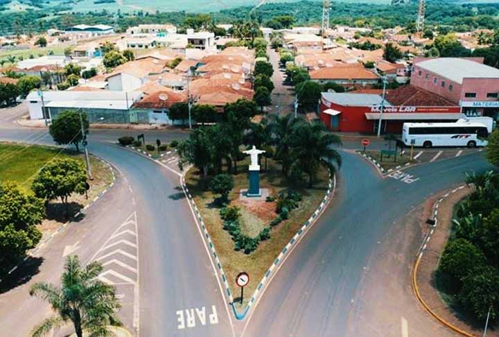 Os tópicos em que Gavião Peixoto mais se destaca são os de moradia e educação. O acesso a esses dois direitos constitucionais são praticamente universais na cidade. 
