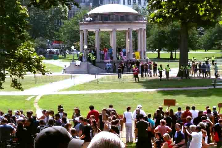 <p>Além da música e das manifestações, os coretos servem como pontos de encontro e expressão artística. Em alguns locais, portanto  são usados como áreas de lazer e convívio social.</p>
