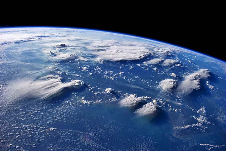 As nuvens são compostas principalmente por gotículas de água ou cristais de gelo. Também contêm pequenas partículas chamadas núcleos de condensação, como poeira, sal marinho e fumaça. Em algumas nuvens, existem gases e partículas poluentes. - - NASA