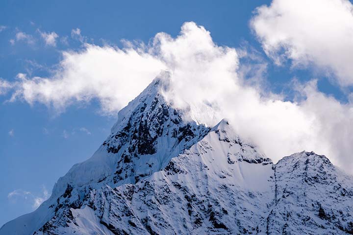 O mesmo ocorre com as regiões montanhosas, onde as nuvens também se formam com vigor. É o caso do Himalaia, onde asa condições favorecem uma formação constante de nuvens. 