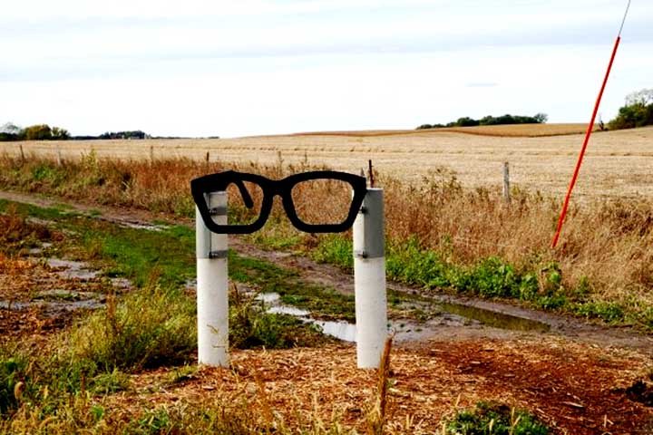 Porém, a decisão que parecia simples se transformou em um grande infortúnio. A aeronave que transportava Buddy Holly, Ritchie Valens, J.P. Richardson e o piloto Roger Peterson, um jovem de 21 anos sem muita experiência em condições climáticas adversas, decolou em uma noite muito fria, com uma forte neblina e ventos fortes.-Dsapery/Wikimédia Commons