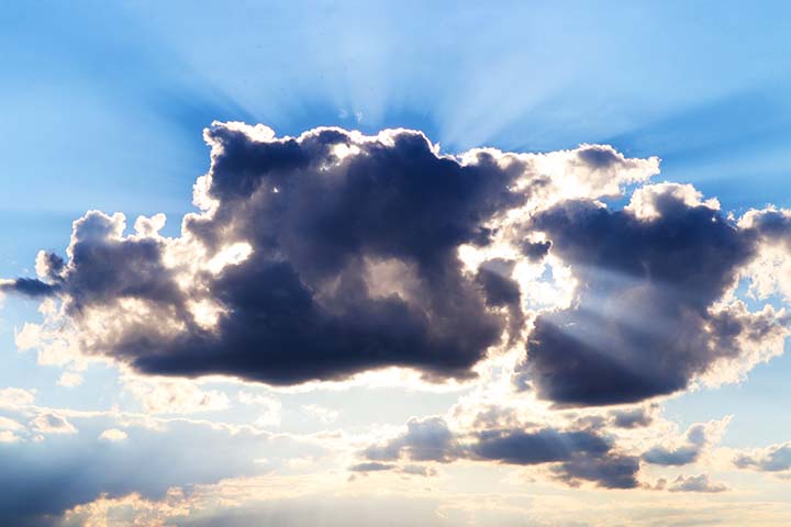 Nuvens escuras indicam maior densidade ou espessura, bloqueando parte da luz solar. Quando há maior concentração de água ou gelo, a luz não atravessa tão facilmente, fazendo a base parecer cinza ou preta, especialmente em nuvens de tempestade.
 - Imagem de Manfred Richter por Pixabay
