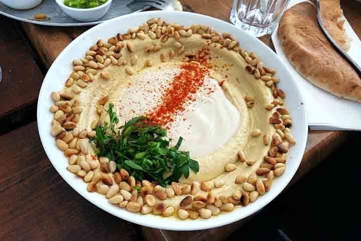 Ele é conhecido por seu sabor suave e textura amanteigada quando cozido. Alem de bolinho, também é frequentemente usado em pratos como hummus (pasta de grão-de-bico), saladas, sopas e ensopados.