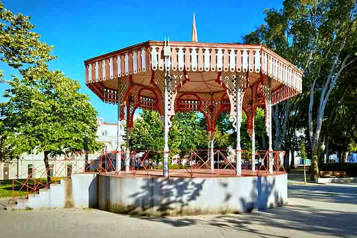 <p>Normalmente construído em ferro fundido ou alvenaria, possui um pequeno palco elevado. São frequentes em praças centrais e jardins públicos.</p>
