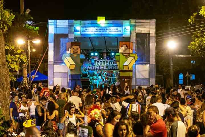<p>No carnaval, coretos recebem bandas de marchinhas e blocos tradicionais, animando foliões com música ao vivo. São palco para apresentações carnavalescas, principalmente em cidades que mantêm tradições de carnaval de rua</p>
