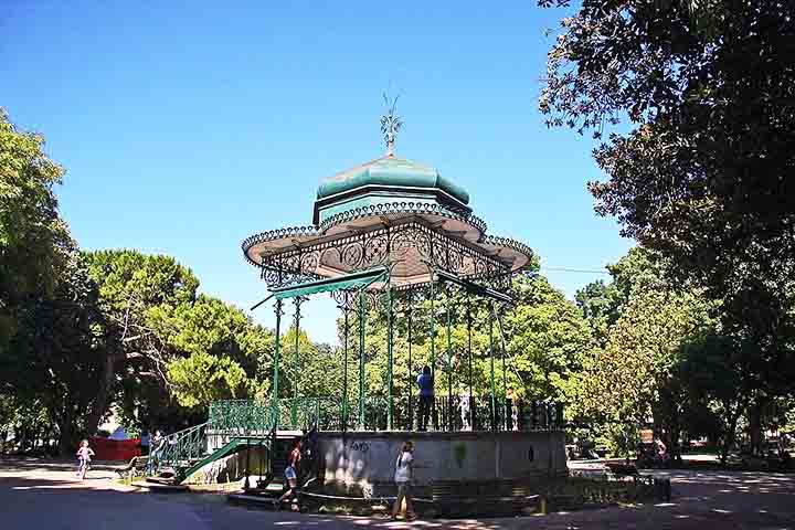 <p>Lisboa, Portugal – O coreto do Jardim da Estrela, um dos mais famosos da cidade, é palco de apresentações musicais e eventos culturais.</p>
