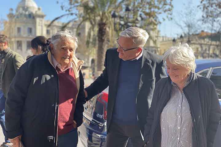Ele se dirigiu ao povo uruguaio com uma mensagem de convivência com as diferenças. “O que eu quero é me despedir dos meus compatriotas. É fácil ter respeito por aqueles que pensam como você, mas você tem que aprender que a base da democracia é o respeito por aqueles que pensam diferente
