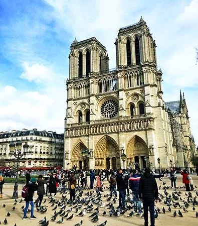 Uma das mais antigas catedrais góticas do mundo, Notre-Dame ressurgiu das cinzas apos incêndio