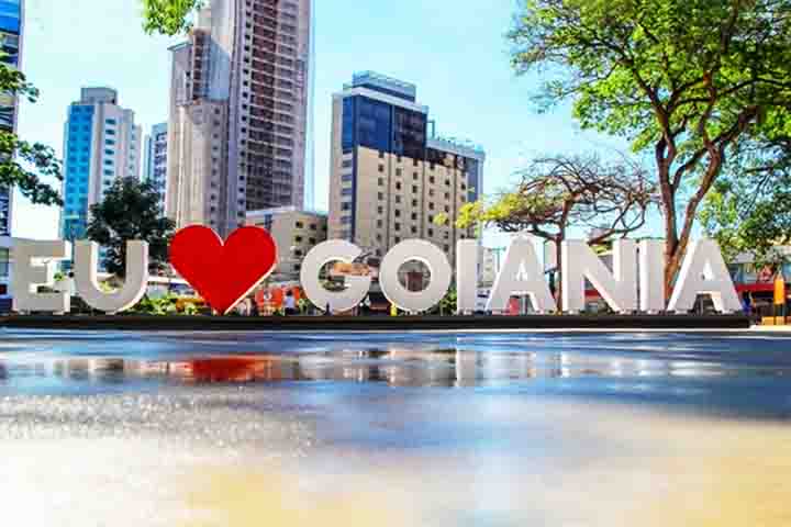 Praça do Sol: Localizada no setor Oeste, a Praça do Sol foi revitalizada em 2014 e é conhecida pelas feiras realizadas aos domingos. Além de seus jardins bem cuidados e estátuas modernas, a praça recebe milhares de pessoas interessadas em compras de artesanatos, comidas típicas e roupas.
- Reprodução de Youtube