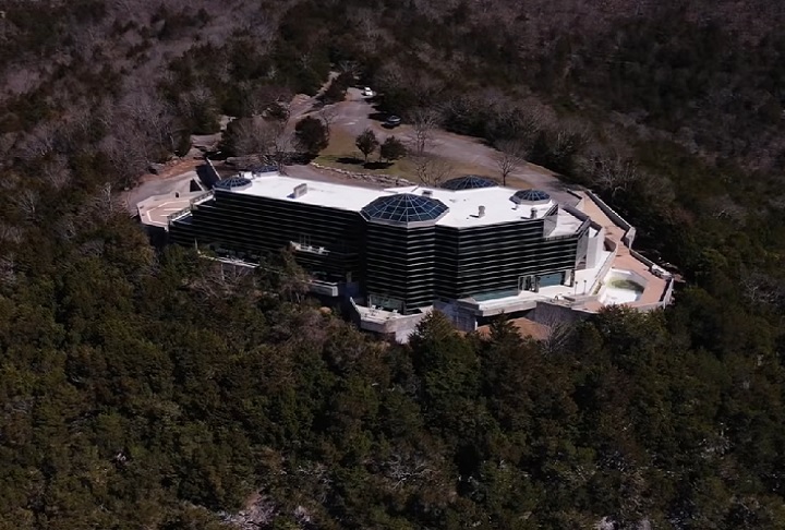E o segundo, com uma área menor de 23 acres (cerca de 93 mil metros quadrados), por US$ 23 milhões (cerca de R$ 141,5 milhões).