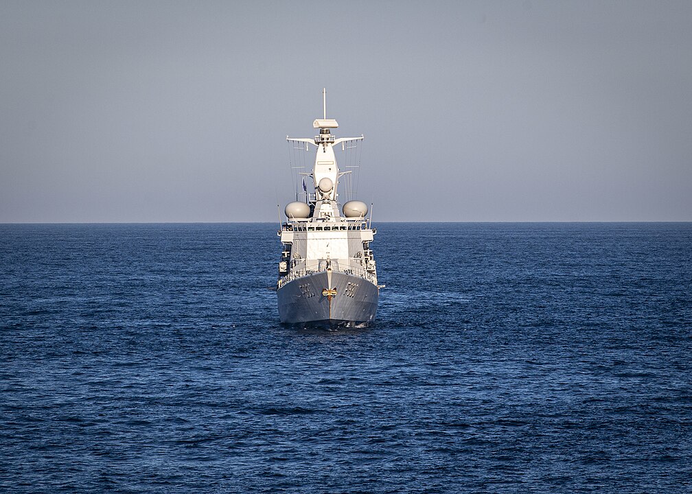 Golfo de Cádiz: No sudoeste da Espanha e sul de Portugal, conecta o Atlântico ao Mediterrâneo, sendo importante para a navegação histórica e atual.
