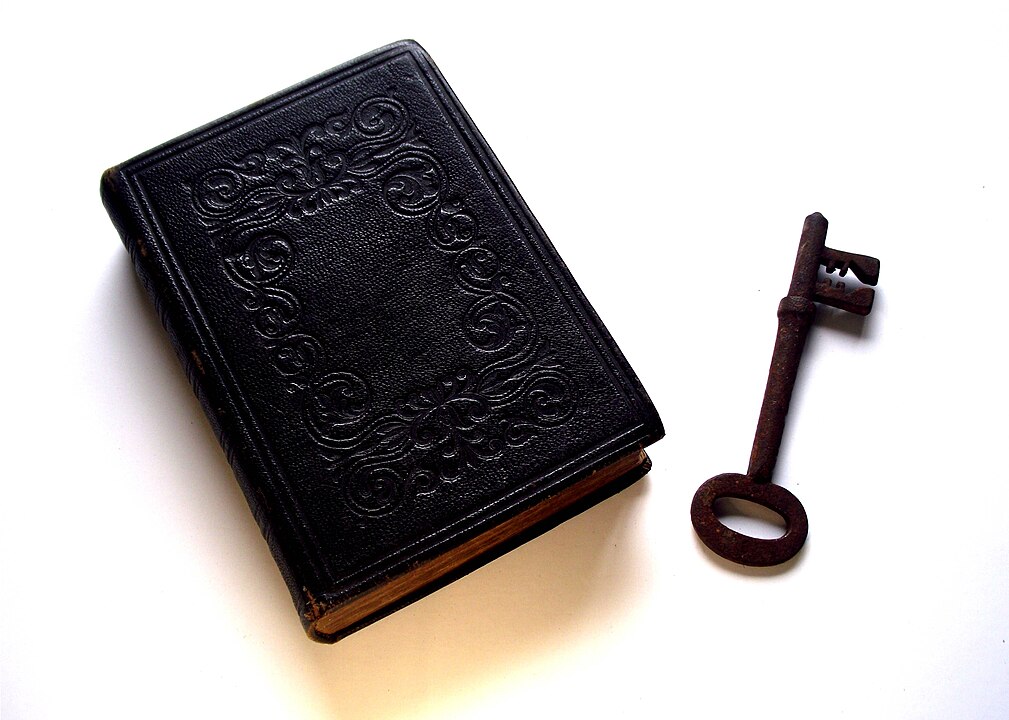 O Antigo Testamento contém relatos da criação, leis, profecias e história do povo judeu. O Novo Testamento narra a vida de Jesus, a formação da Igreja e visões proféticas.
