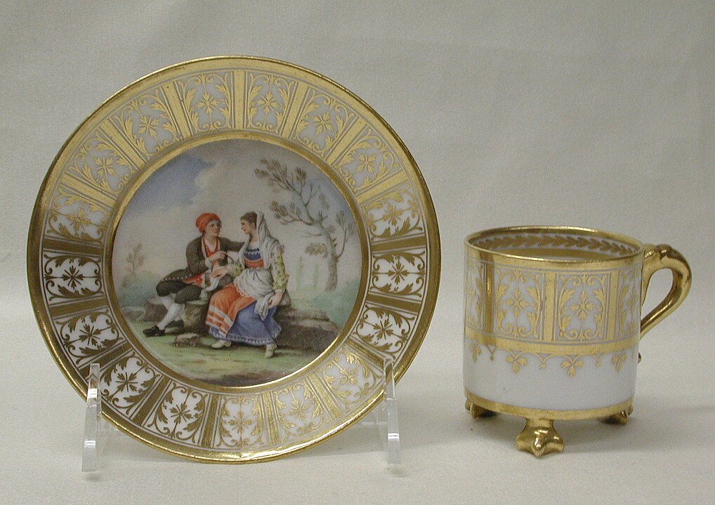 A porcelana se tornou meio para criar esculturas decorativas, como as obras delicadas de Capodimonte, na Itália.
