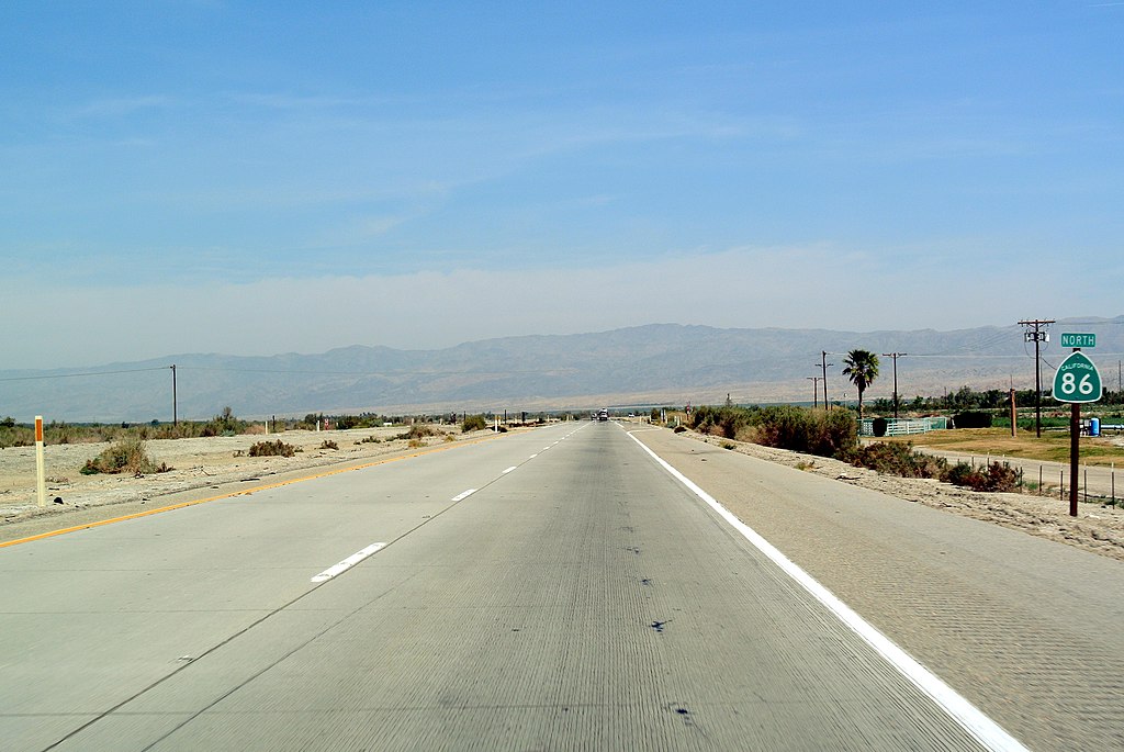 Salton City, CalifÃ³rnia, EUA: Situada no Vale de Coachella, esta cidade possui uma populaÃ§Ã£o de 5.000 pessoas e ocupa 57 kmÂ². EstÃ¡ em mÃ©dia 38 metros abaixo do nÃ­vel do mar, sendo prÃ³xima ao Salton Sea, uma Ã¡rea com depressÃ£o natural.
