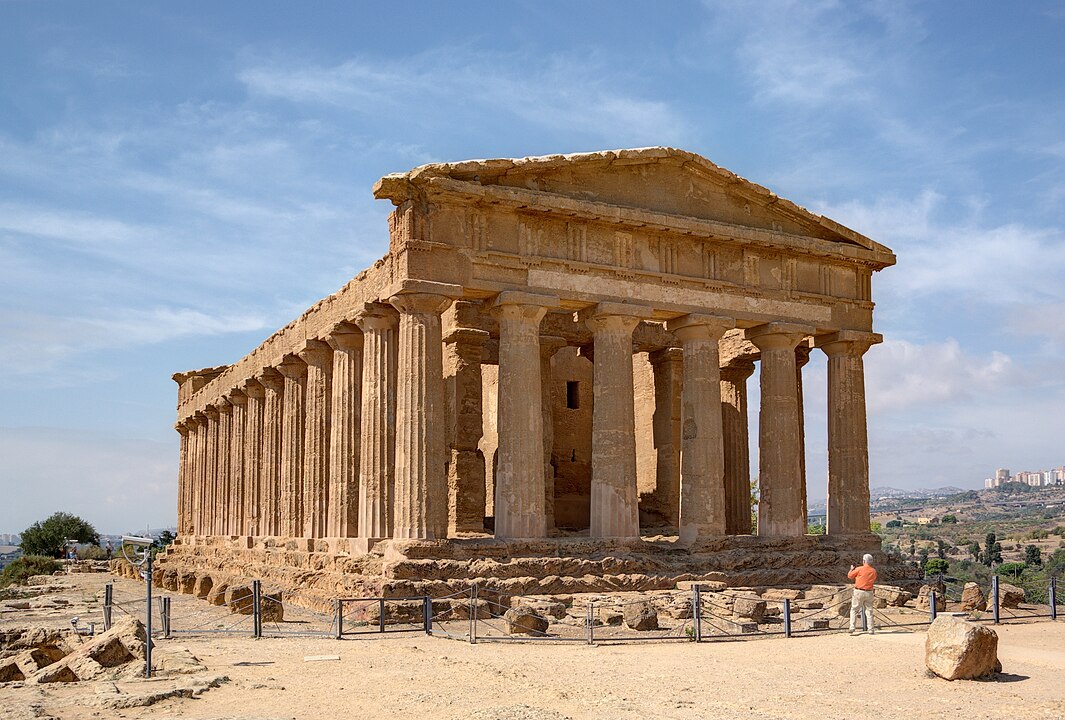 Os primeiros pórticos surgiram na Grécia Antiga (c. 6° século a.C.) como entradas decorativas de templos. Posteriormente, seu uso se expandiu ao Império Romano e, mais tarde, à arquitetura neoclássica.
