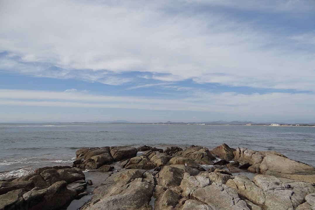 Golfo da CalifÃ³rnia: Entre a penÃ­nsula da Baixa CalifÃ³rnia e o MÃ©xico continental, conhecido por sua rica biodiversidade e importÃ¢ncia para o turismo e pesca na regiÃ£o.