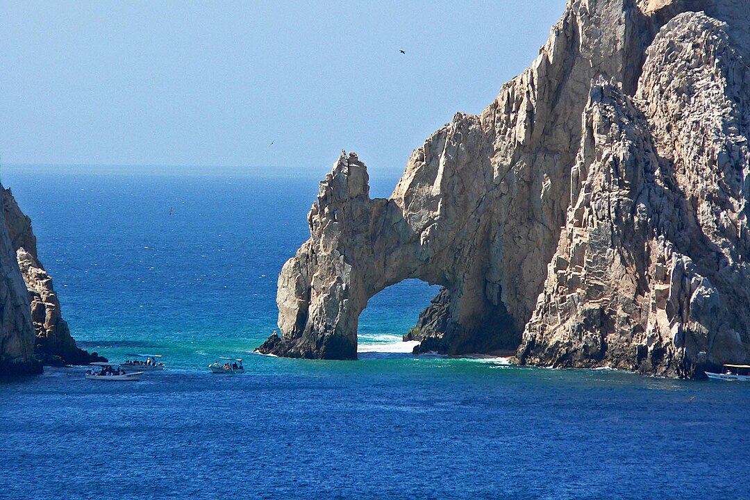 Curiosamente, existe uma formação rochosa que muitos consideram como uma espécie de "pórtico" que a própria natureza forneceu. Trata-se dos ARCOS DE LOS CABOS, no extremo sul do Cabo San Lucas, no México, na Península da Baixa California. Um símbolo turístico de Los Cabos. Representa a beleza das formações rochosas locais.
