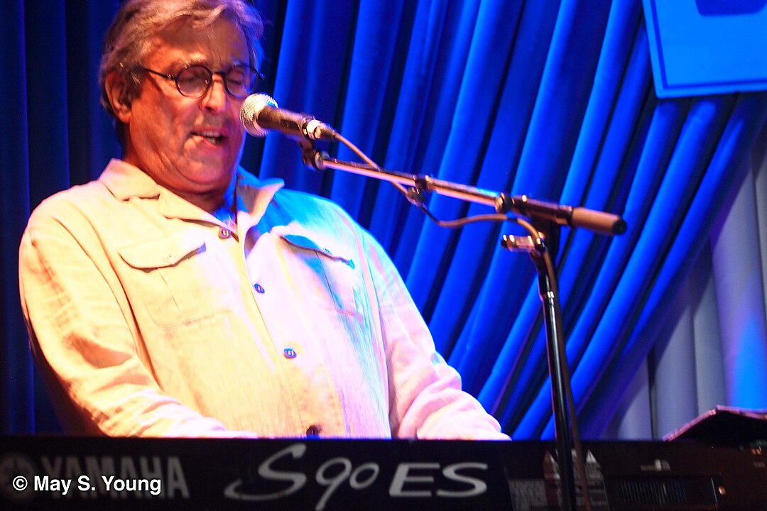 Ivan Lins também usa  suas músicas para tratar de questões sociais e políticas. A canção "Novo Tempo" se tornou símbolo de mudança e esperança no Brasil pós-ditadura militar, sendo adotada como um hino de renovação para muitos brasileiros.

-May S. Young fr wikimedia commons