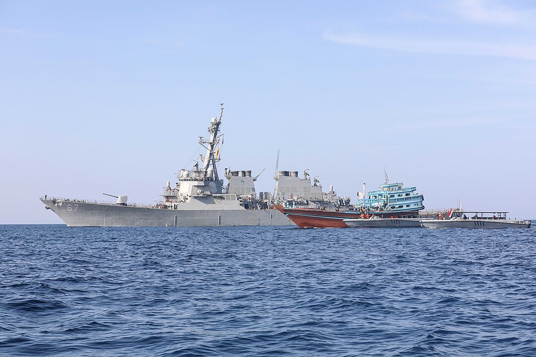 Golfo de Omã: Entre o Irã e Omã, liga o Mar da Arábia ao Golfo Pérsico, sendo importante por suas rotas de transporte de petróleo e sua posição estratégica.
