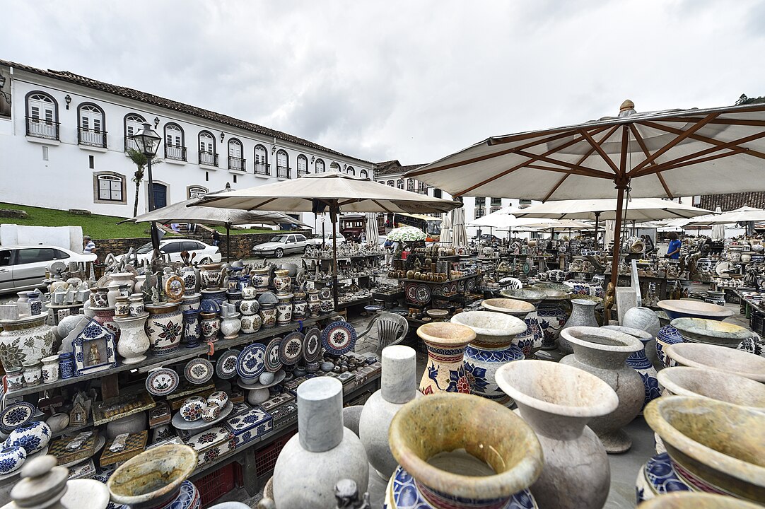 Pedra-Sabão - Minas Gerais - Especialmente famosa em Ouro Preto, Mariana e Congonhas. Usada em objetos decorativos, esculturas religiosas e utensílios domésticos como panelas, potes e porta-incensos. A pedra-sabão é valorizada por sua resistência ao calor e por seu uso em arte sacra