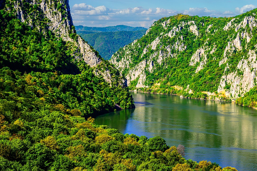 A Europa abriga diversos parques nacionais, que são fundamentais para a preservação da biodiversidade, a proteção de ecossistemas e o combate às mudanças climáticas. Além disso, promovem turismo sustentável, educação ambiental e conexão cultural com a natureza.
Na foto, o belo parque nacional de Dierdap, na Sérvia. E nós começamos a lista, então, por ele. -Željko Jevti? -  wikimedia commons 