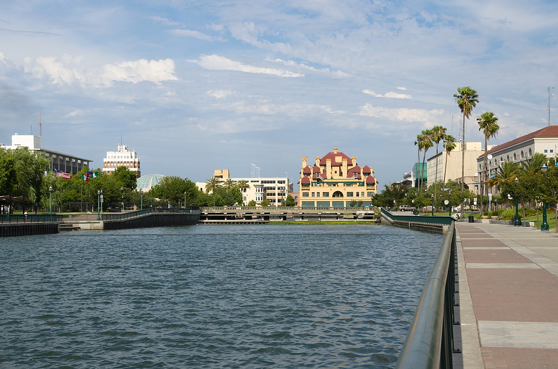 Stockton, Califórnia, EUA: Localizada no Vale Central da Califórnia, Stockton tem uma população de cerca de 329 mil pessoas em 168 km². Algumas áreas da cidade estão cerca de 3 metros abaixo do nível do mar, agravado por subsistência do solo devido à extração excessiva de água subterrânea.
