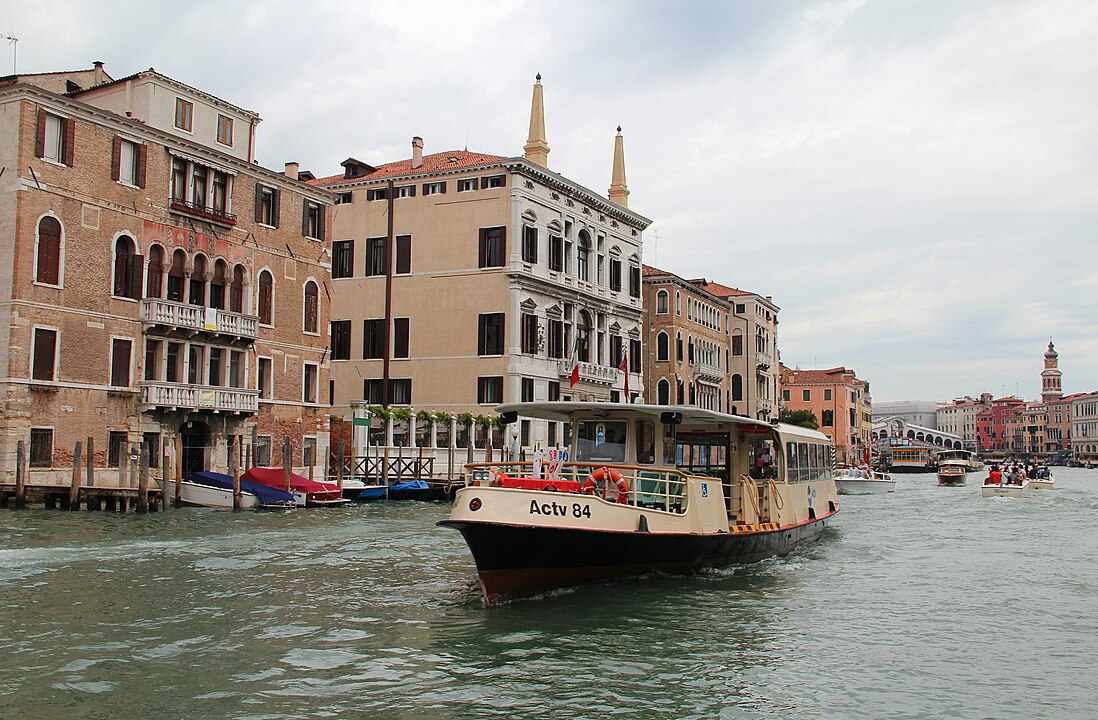 Vaporetto - Em Veneza, é a opção para deslocamentos pelo grande canal com maior quantidade de passageiros, a preço mais acessível. Tem linhas com horários e percursos definidos. 