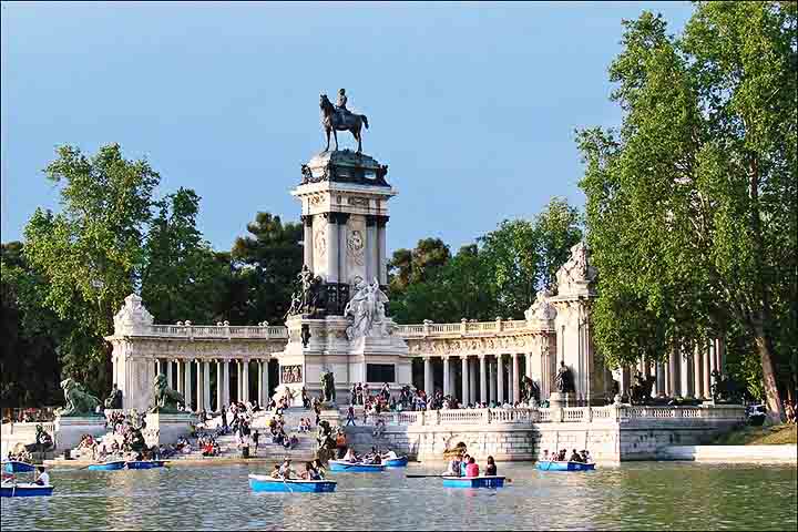 A Espanha bateu recorde de turismo em 2024, com quase 94 milhões de visitantes estrangeiros, e os números continuam crescendo em 2025.
