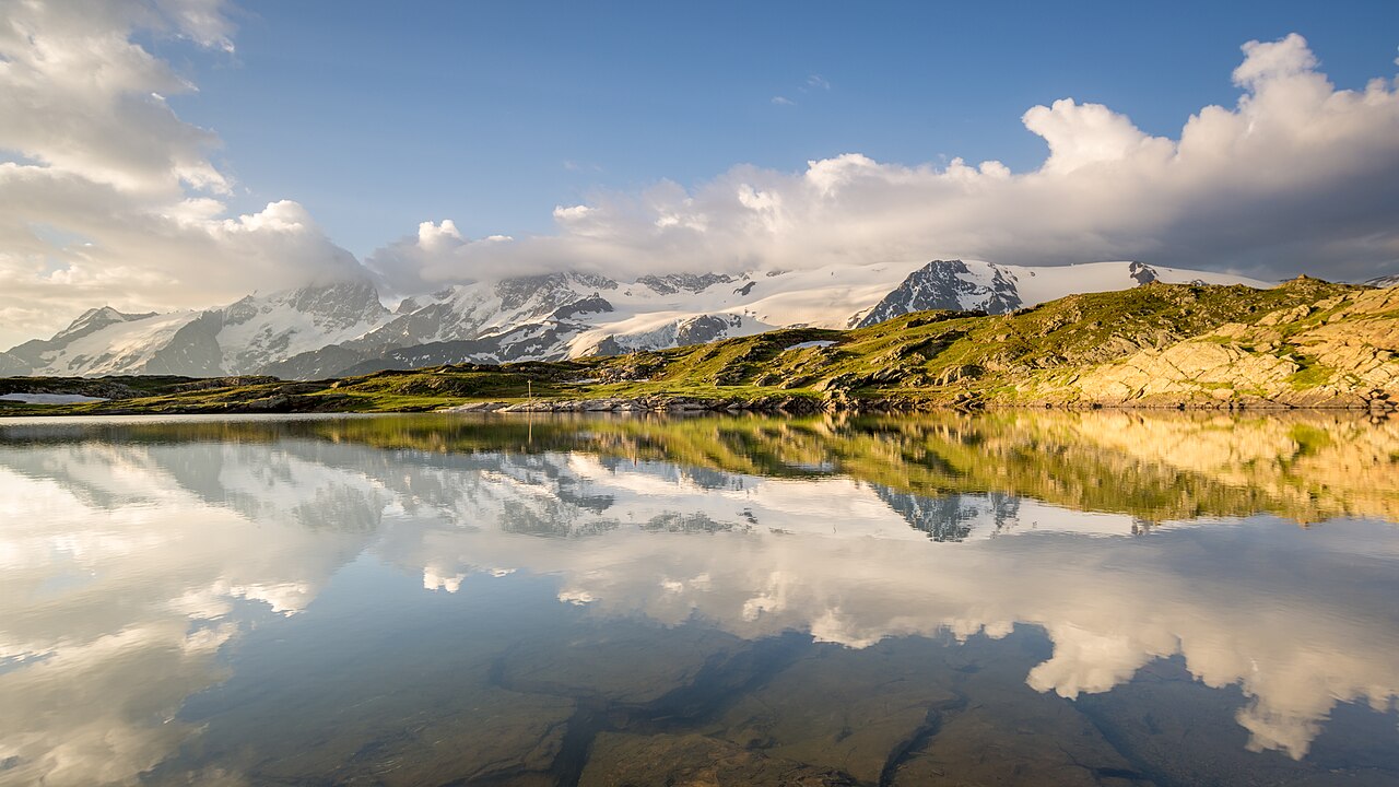 PARQUE NACIONAL DE ÉCRINS – FRANÇA - Fundado em 1973, situa-se nos Alpes franceses, com picos e glaciares impressionantes. É conhecido por sua flora alpina diversificada.-Nuno Alves - wikimedia commons 