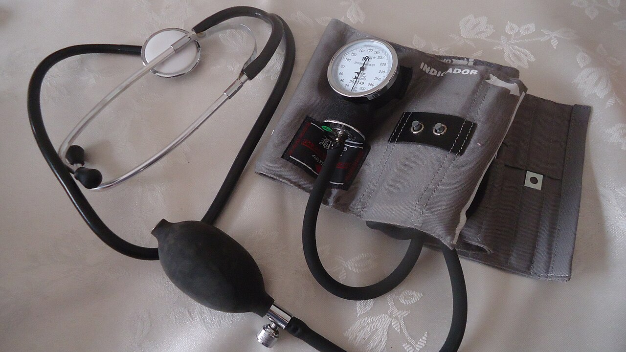 O sal light é uma opção para quem deseja reduzir a ingestão de sódio. Ele é composto por 50% de cloreto de sódio e 50% de cloreto de potássio, o que resulta em um sal com menos sódio, sendo indicado principalmente para pessoas com hipertensão.