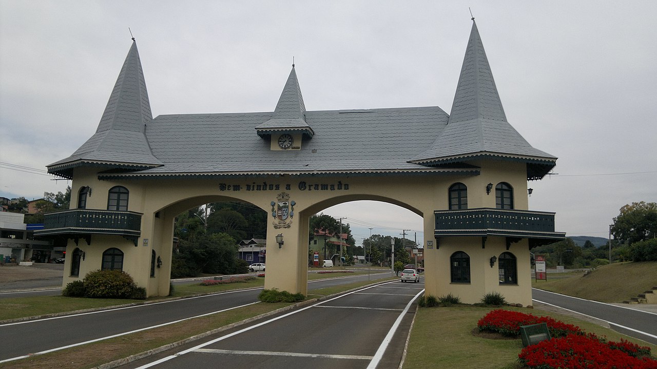 A cidade de Gramado, no Rio Grande do Sul, tem um belo pórtico que acaba valorizando ainda mais o município famoso pela arquitetura em estilo europeu e pelo Natal Luz, em que a iluminação especial atrai turistas de várias partes do Brasil e até do exterior. 