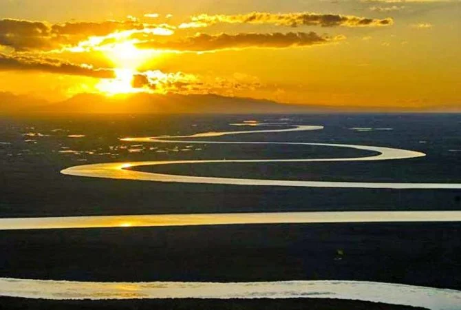 Lendário e traiçoeiro,  rio chinês atrai pela cor amarela
