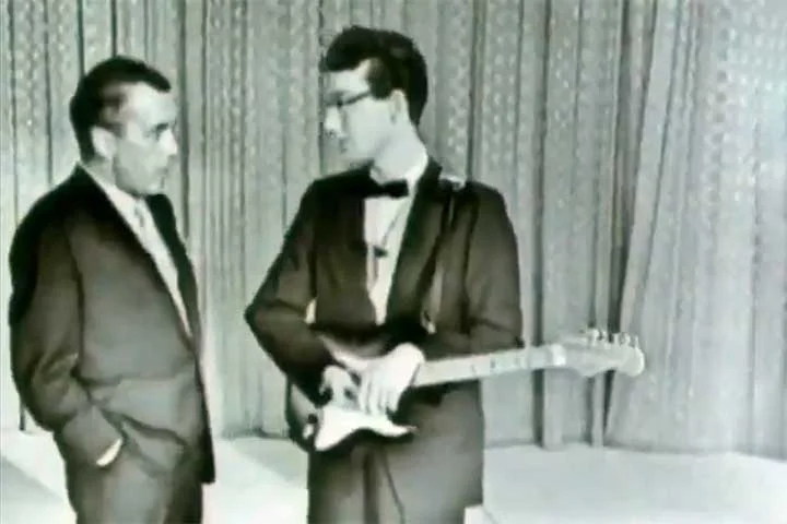 A morte precoce de Buddy Holly, embora tenha interrompido sua carreira de forma trágica, acabou por solidificar sua posição como uma lenda do rock.- Reprodução do X @dusttodigital