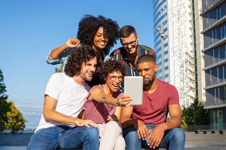 Essa situação soa contraditória, pois a geração Z tem um recurso que seus pais e avós não dispunham: acesso a canais na internet repletos de tutoriais para tarefas simples do cotidiano.

