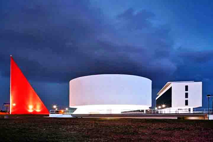 Centro Cultural Oscar Niemeyer: Inaugurado em 2006, o centro é um ícone moderno da cidade, projetado pelo renomado arquiteto Oscar Niemeyer. Com espaços como museus e bibliotecas, o local abriga eventos culturais e exposições artísticas. Recebe cerca de 30 mil pessoas ao ano, entre turistas e moradores.
- Divulgação