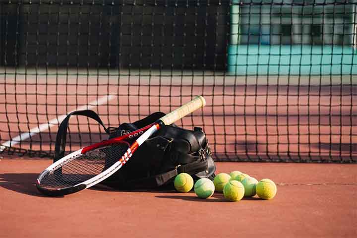 Jogos de tênis, bolas e equipamentos esportivos utilizam borracha natural ou sintética. Sua elasticidade a torna ideal para criar produtos que requerem resistência e amortecimento.
