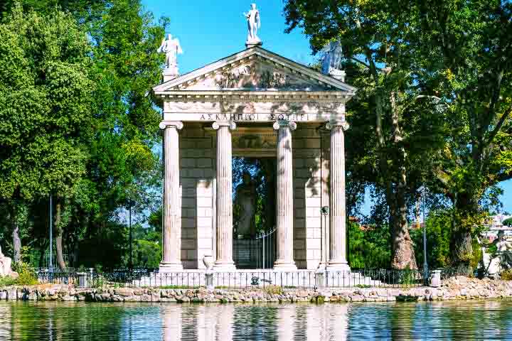 <p>Roma, Itália – O coreto da Villa Borghese foi criado no final do século XIX e ainda hoje recebe concertos de música clássica e performances culturais.</p>
