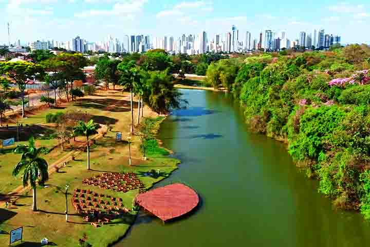 Jardim Botânico: Fundado em 1978, é um dos maiores jardins botânicos da região Centro-Oeste, com mais de 1 milhão de metros quadrados. Localizado no setor Pedro Ludovico, o espaço abriga trilhas ecológicas, lagos e espécies nativas do Cerrado, atraindo cerca de 20 mil visitantes mensais.
-Reprodução do Youtube canal viajando e passeando