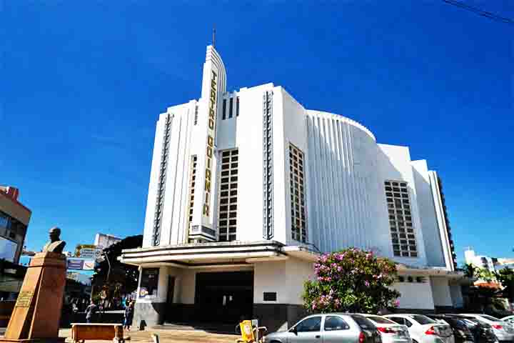 Teatro Goiânia: Inaugurado em 1942 como parte do projeto Art Déco de Goiânia, o teatro é uma das principais casas de espetáculo da cidade. Localizado no centro, recebe peças, concertos e eventos culturais. O movimento anual é de aproximadamente 50 mil espectadores, destacando seu papel na cena cultural da capital.- Divulgação
